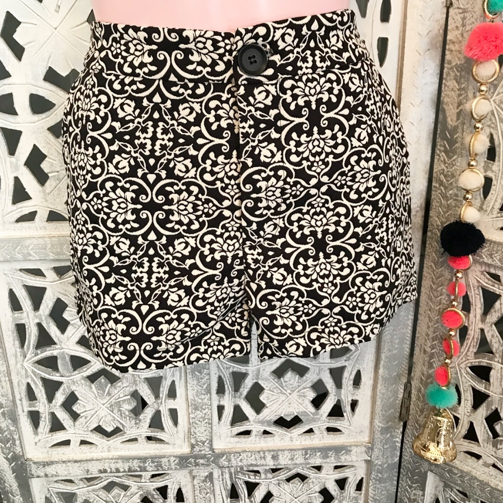 Floral pattern black and white shorts